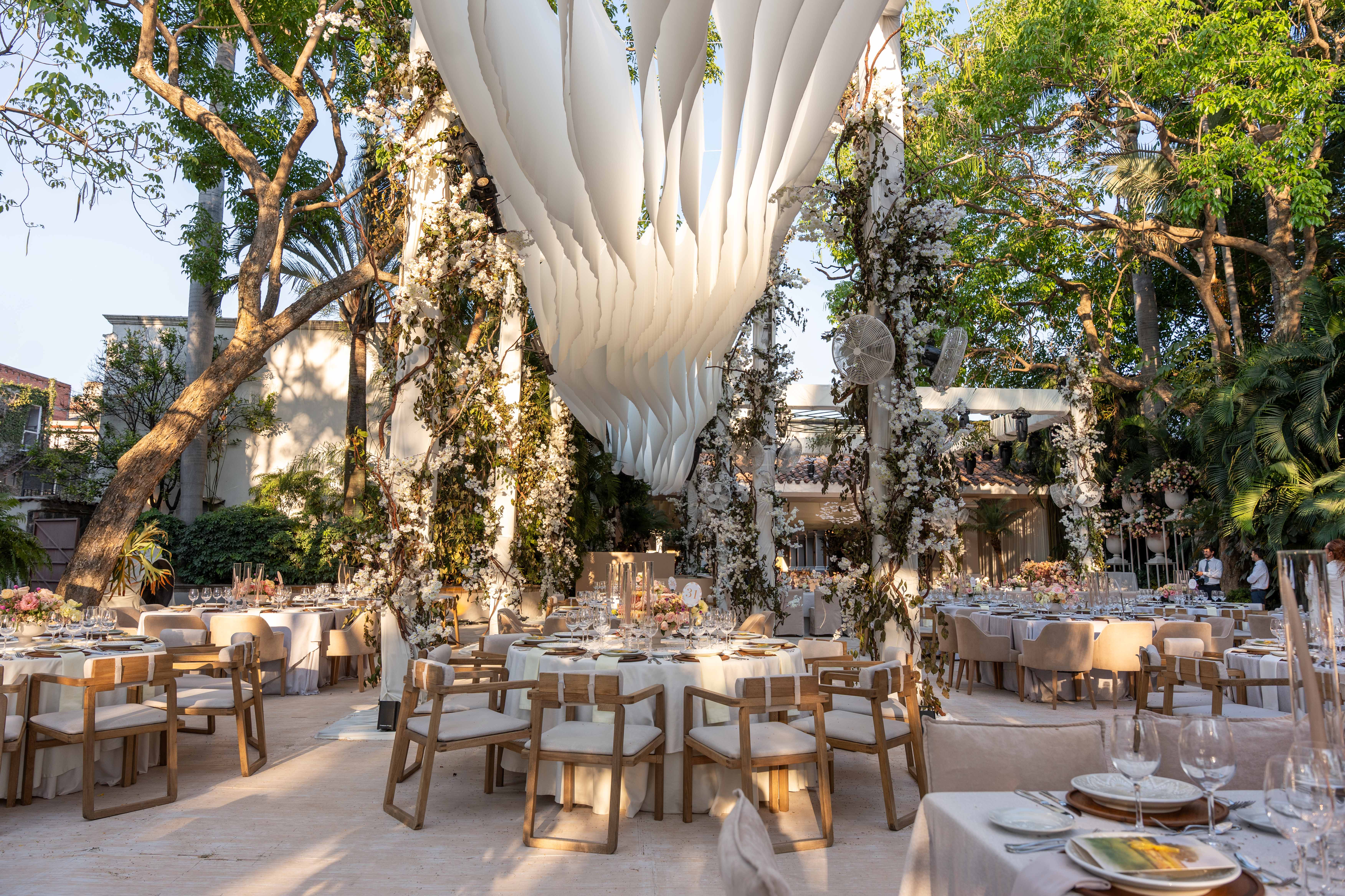 Interior de Casanueva con arquitectura y naturaleza